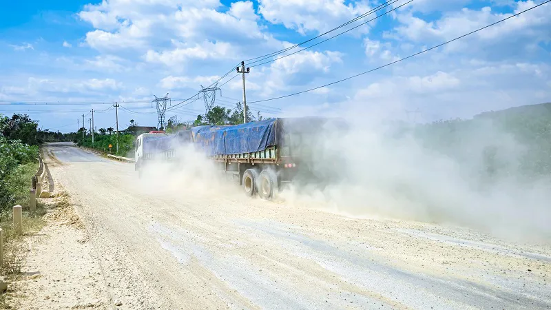 Quảng Trị: đường xuyên Á hư hỏng nặng, bụi mù mịt, nguy cơ tai nạn rình rập
