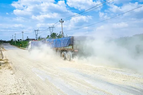 Quảng Trị: đường xuyên Á hư hỏng nặng, bụi mù mịt, nguy cơ tai nạn rình rập

