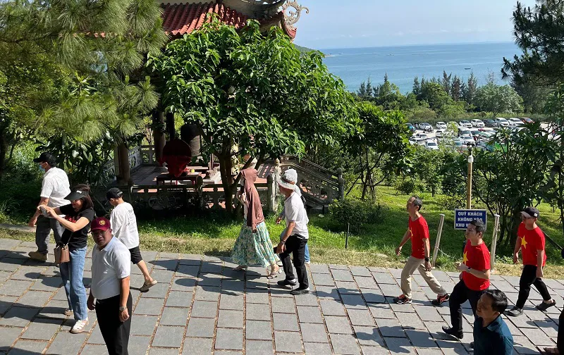 Quảng Bình: rất đông người dân thành kính viếng mộ Đại tướng Võ Nguyên Giáp và phu nhân dịp lễ 30/4