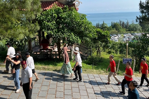 Quảng Bình: rất đông người dân thành kính viếng mộ Đại tướng Võ Nguyên Giáp và phu nhân dịp lễ 30/4
