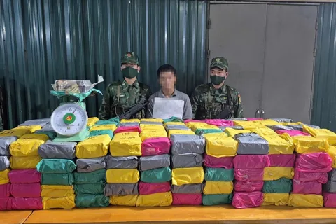 Quảng Trị: Bắt 2 đối tượng người Lào vận chuyển 500kg ma túy qua biên giới
