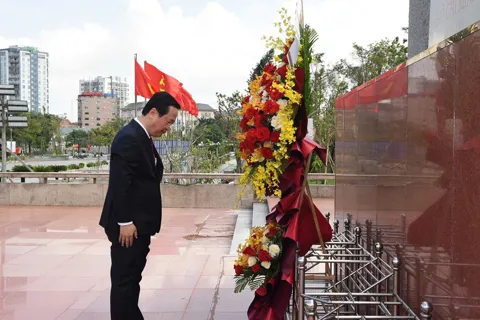 Đoàn đại biểu dự Đại hội Đảng bộ tỉnh Nghệ An dâng hoa, báo công với Bác