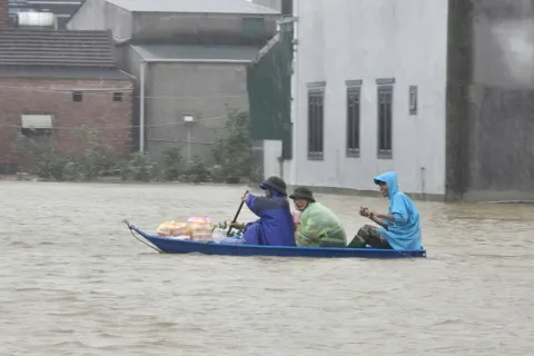 Hà Tĩnh: mưa lơn kéo dài, nhiều khu vực chìm trong biển nước