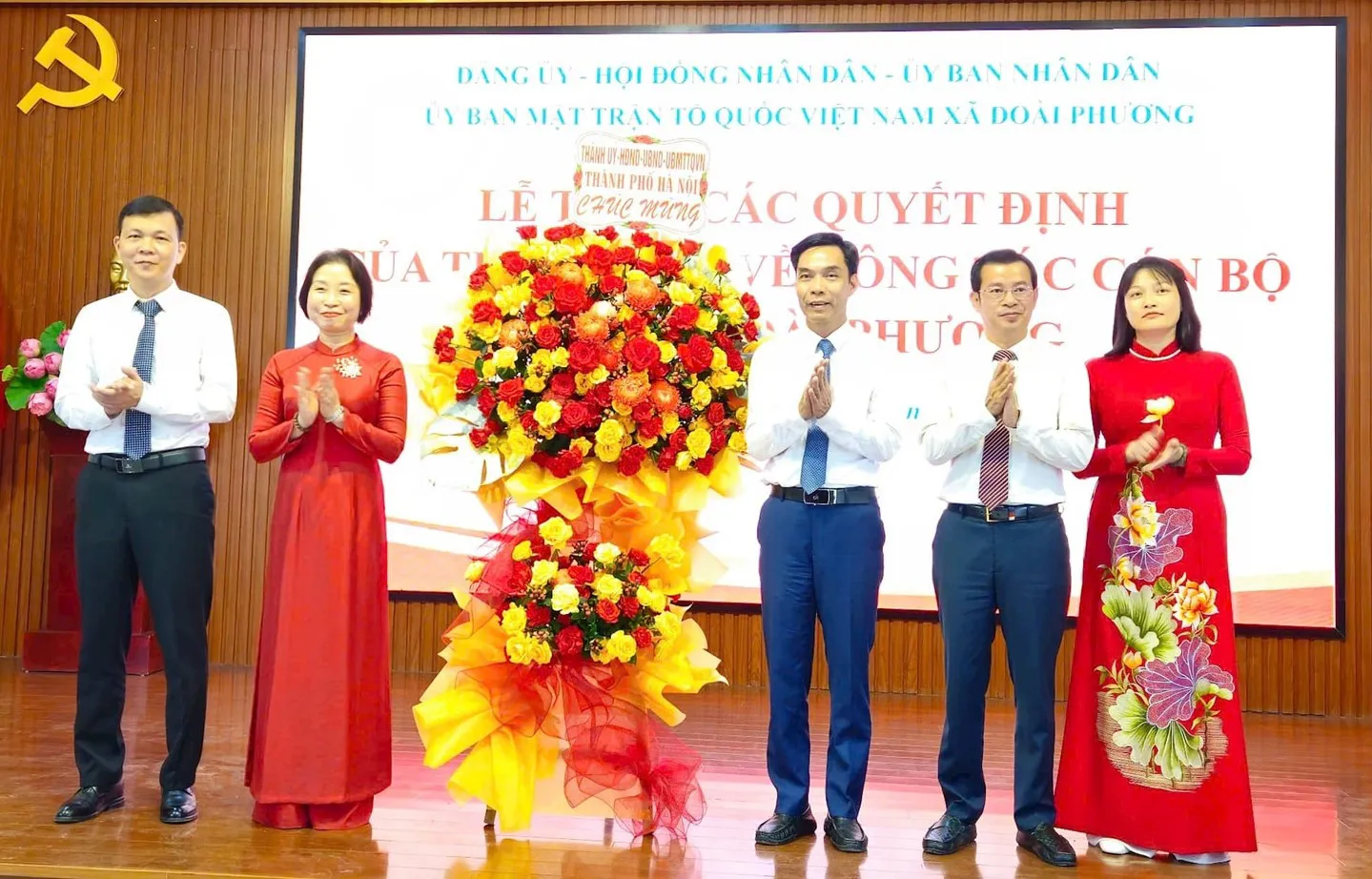 Trao các Quyết định của Thành phố về công tác cán bộ tại xã Đoài Phương
