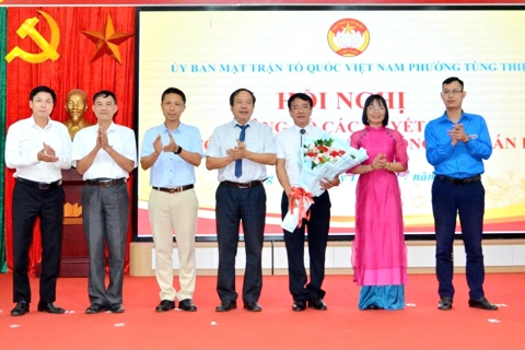 Công bố các quyết định về tổ chức bộ máy và công tác cán bộ tại phường Tùng Thiện