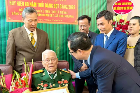 Xã Đoài Phương: trao tặng Huy hiệu 80 năm tuổi Đảng cho đảng viên lão thành Lê Tiến