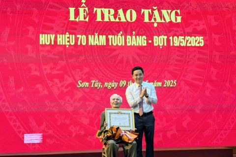 Thị xã Sơn Tây trao tặng Huy hiệu Đảng cho 209 đảng viên
