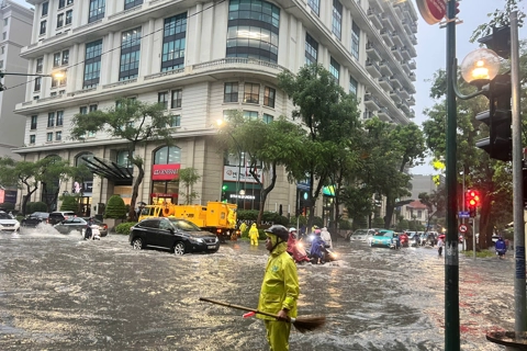 Hà Nội: mưa lớn khiến nhiều tuyến đường bị ngập, công nhân thoát nước làm việc hết công suất
