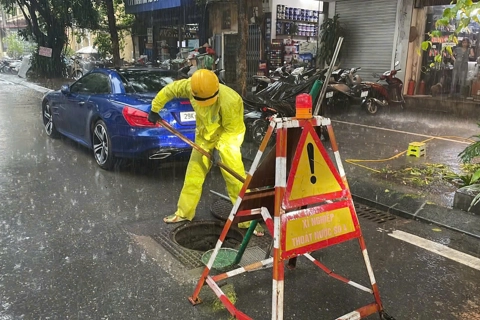 Hà Nội đón trận mưa lớn, lực lượng thoát nước ứng trực tại các "điểm nóng"
