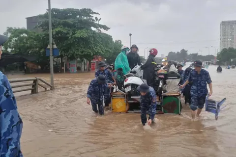 Nước ngập sâu tới ngực, các chiến sĩ Cảnh sát biển giúp người dân đi đường
