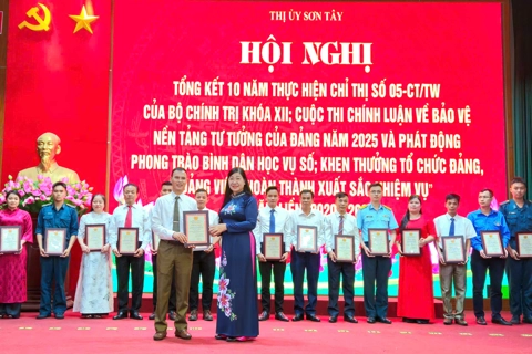 Sơn Tây: trao giải Cuộc thi chính luận về bảo vệ nền tảng tư tưởng của Đảng
