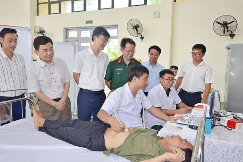 Khám bệnh, cấp thuốc miễn phí cho 147 đối tượng chính sách phường Tùng Thiện
