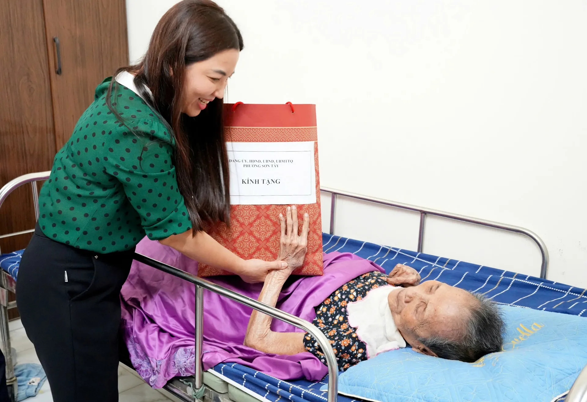 Phường Sơn Tây tri ân các gia đình người có công