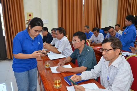 Phường Tùng Thiện tập huấn thủ tục thu, nộp đảng phí trực tuyến
