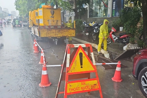 Bão số 5 gây mưa lớn, nhân viên thoát nước ra đường trực chiến