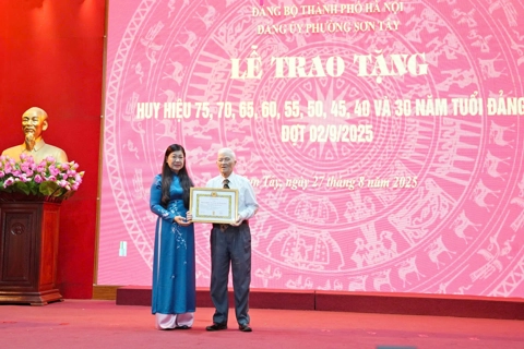 Phường Sơn Tây trao huy hiệu Đảng cho 123 đảng viên lão thành
