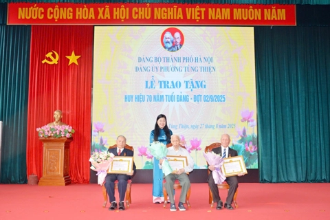 Phường Tùng Thiện: 84 đảng viên lão thành được trao tặng Huy hiệu Đảng đợt 2/9
