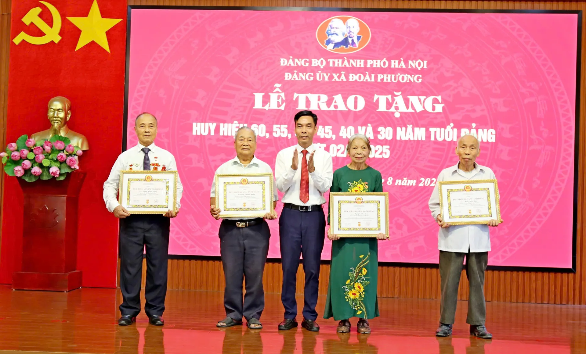 Xã Đoài Phương trao Huy hiệu Đảng đợt 2/9
