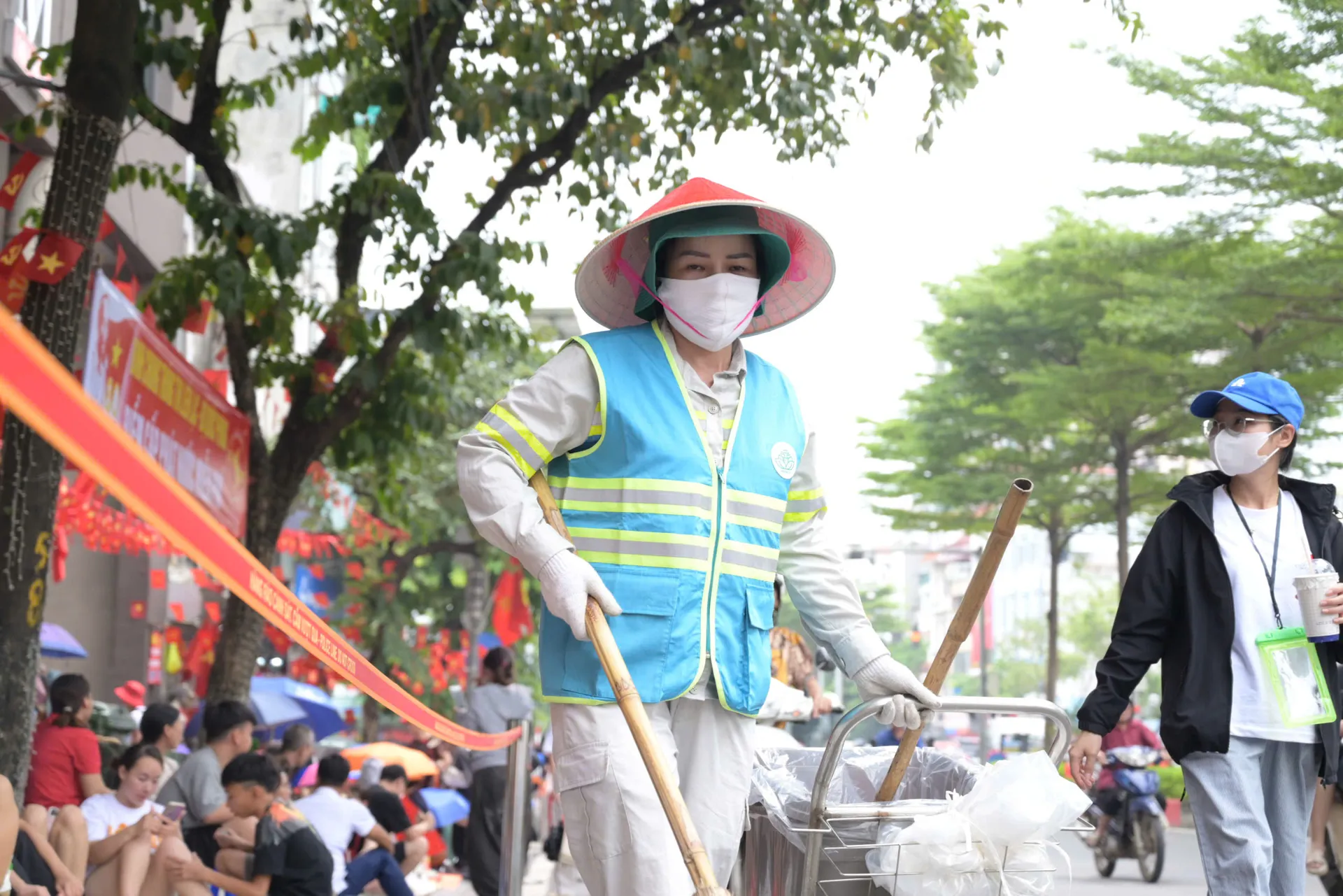 Hà Nội: Công nhân môi trường căng mình làm sạch đường phố, sẵn sàng cho đại lễ