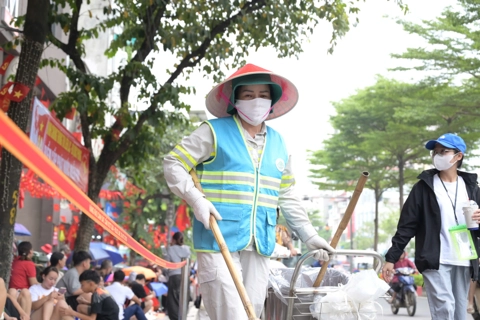 Hà Nội: Công nhân môi trường căng mình làm sạch đường phố, sẵn sàng cho đại lễ
