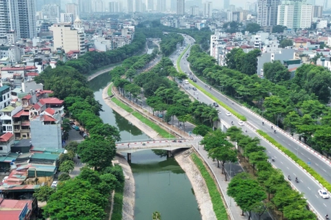 Sông Tô Lịch thay màu xanh trong sau một ngày được bổ cập nước từ Hồ Tây