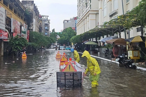 Hà Nội xuất hiện mưa lớn, cán bộ thoát nước lập tức ra đường ứng trực