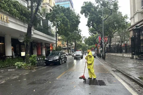 Hà Nội: Công nhân thoát nước căng mình ứng trực mưa bão số 10

