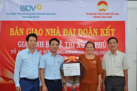 Phường Tùng Thiện khánh thành và bàn giao nhà đại đoàn kết tại TDP 6 Sơn Lộc