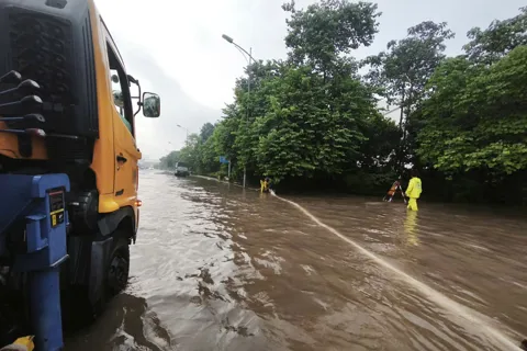 Tạnh mưa, nước rút, Hà Nội chỉ còn 25 điểm ngập úng