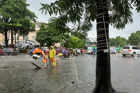 Thông tin mới nhất về mưa lớn gây ngập úng nhiều nơi tại Hà Nội 
