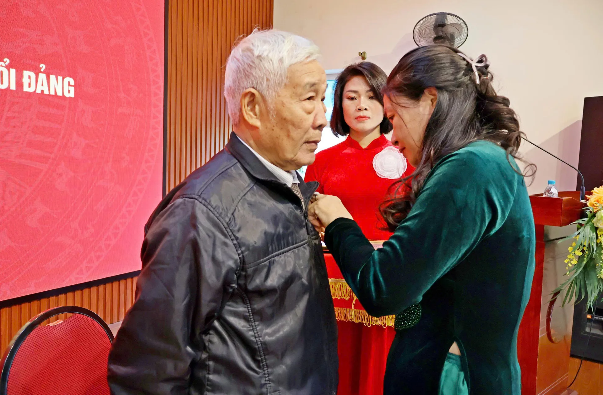 Xã Đoài Phương trao tặng Huy hiệu Đảng đợt 7/11/2025