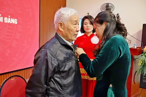 Xã Đoài Phương trao tặng Huy hiệu Đảng đợt 7/11/2025