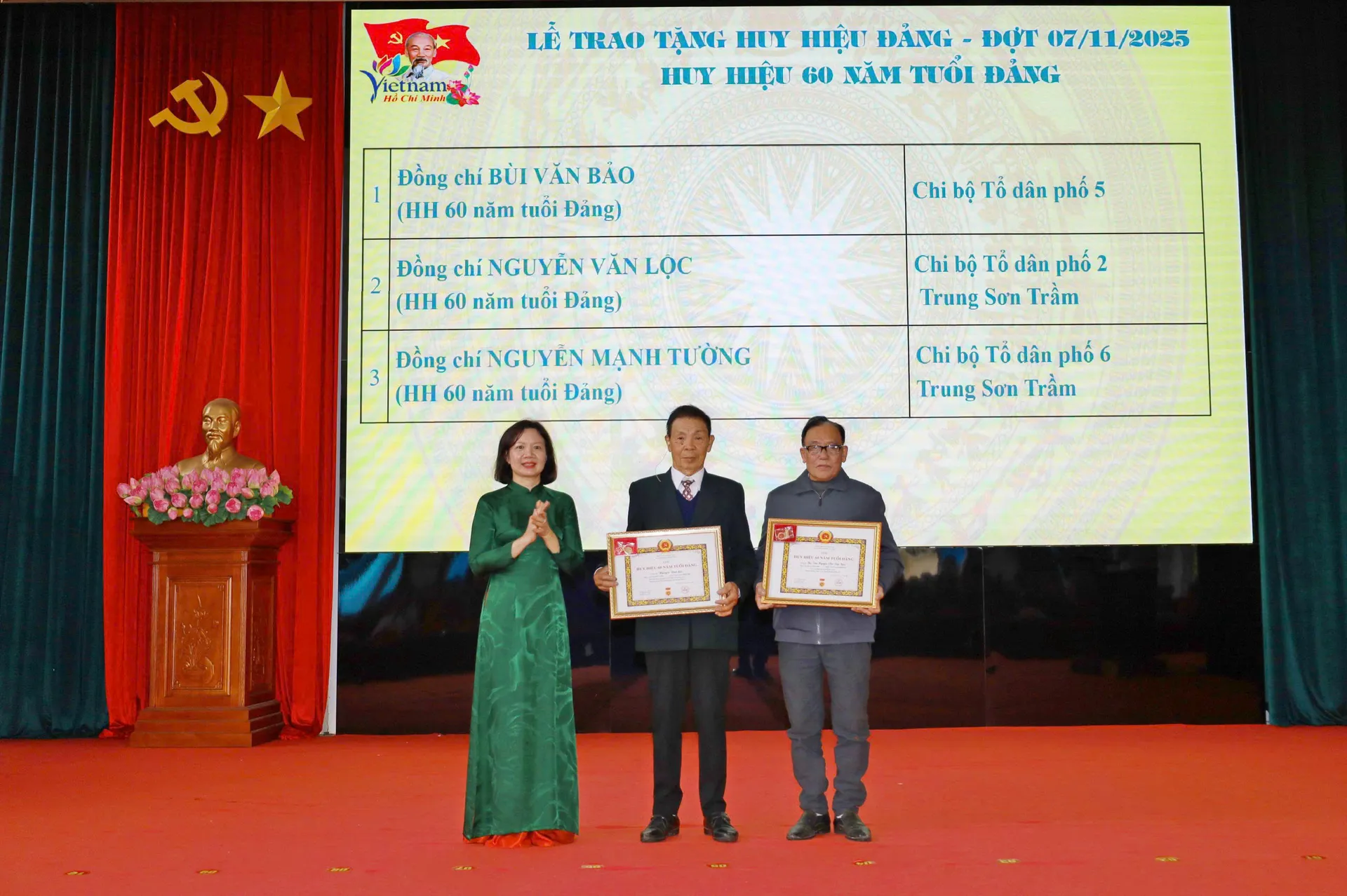 Phường Tùng Thiện trao Huy hiệu Đảng cho 38 đảng viên đợt 7/11/2025