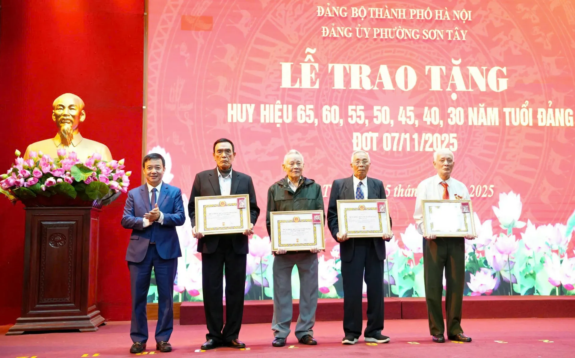 Phường Sơn Tây trao tặng, truy tặng Huy hiệu Đảng đợt 7/11/2025