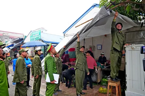 Phường Sơn Tây ra quân lập lại trật tự, văn minh đô thị