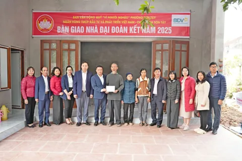 Phường Sơn Tây bàn giao nhà Đại đoàn kết cho hộ gia đình có hoàn cảnh khó khăn