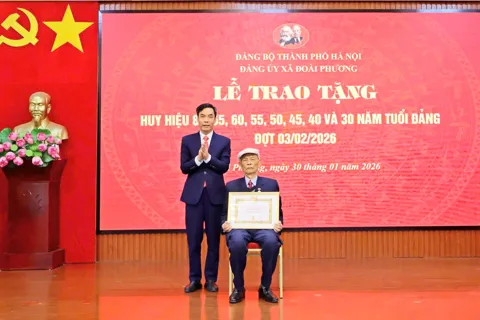 Xã Đoài Phương trao tặng Huy hiệu Đảng đợt 3/2/2026