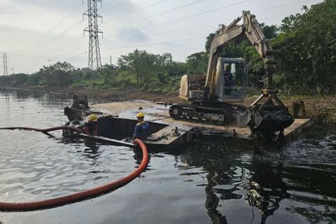 Hà Nội: Công nhân thoát nước làm việc xuyên Tết 
