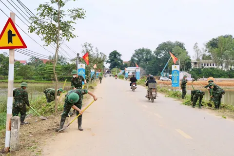 Xã Phú Nghĩa: Quân và dân cùng nhau vệ sinh, làm đẹp môi trường