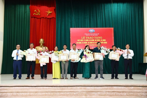 Xã Sơn Đồng trao tặng, truy tặng Huy hiệu Đảng tới 38 đảng viên