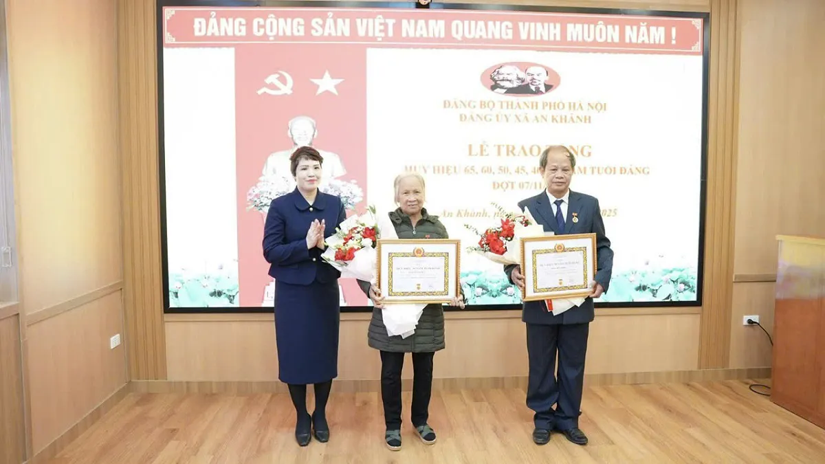 Xã An Khánh: 21 đảng viên được truy tặng, trao tặng Huy hiệu Đảng đợt 7/11
