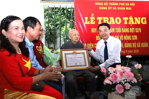 Kỷ niệm 80 Quốc khánh 2/9, xã Xuân Mai trao Huy hiệu Đảng cho 69 đảng viên