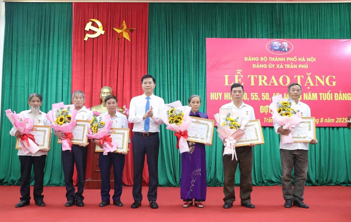 Kỷ niệm 80 năm Quốc khánh 2/9, xã Trần Phú tổ chức Lễ trao Huy hiệu Đảng cho các đảng viên cao niên