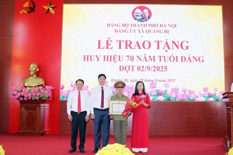 Kỷ niệm 80 Quốc khánh 2/9, xã Quảng Bị có 47 đảng viên được trao Huy hiệu Đảng
