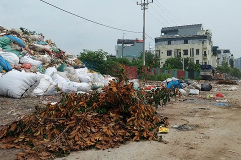 Rác sản xuất đổ bừa bãi ở La Phù: vẫn là “bắt cóc bỏ đĩa”
