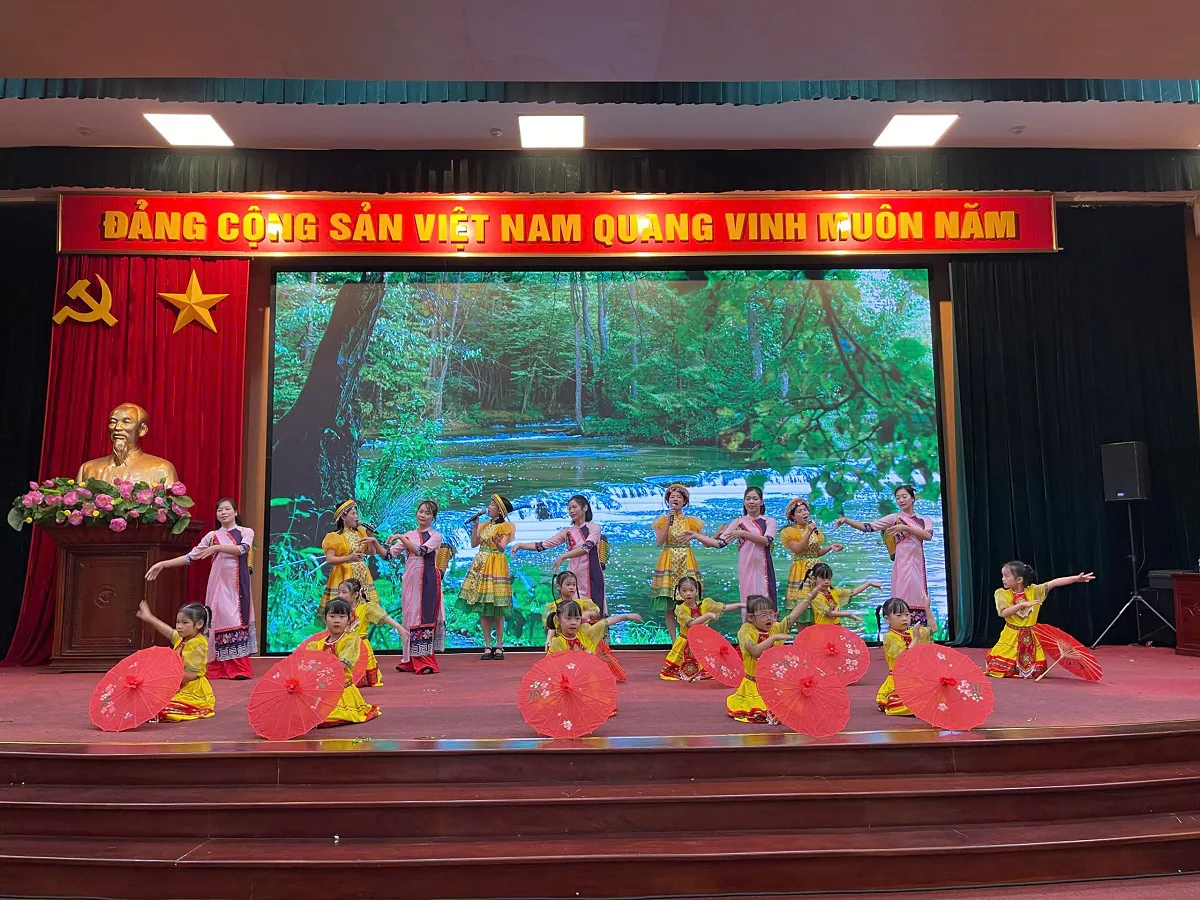 Xã Hoài Đức: Vinh danh nhiều nhà trường và thầy cô giáo nhân dịp 20/11
