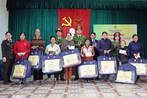 Công an TP Hà Nội tặng 30 suất quà đến các hộ gia đình có hoàn cảnh khó khăn trên địa bàn xã Xuân Mai