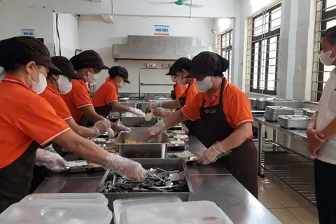 Chăm chút từng bữa ăn cho học sinh ngoại thành
