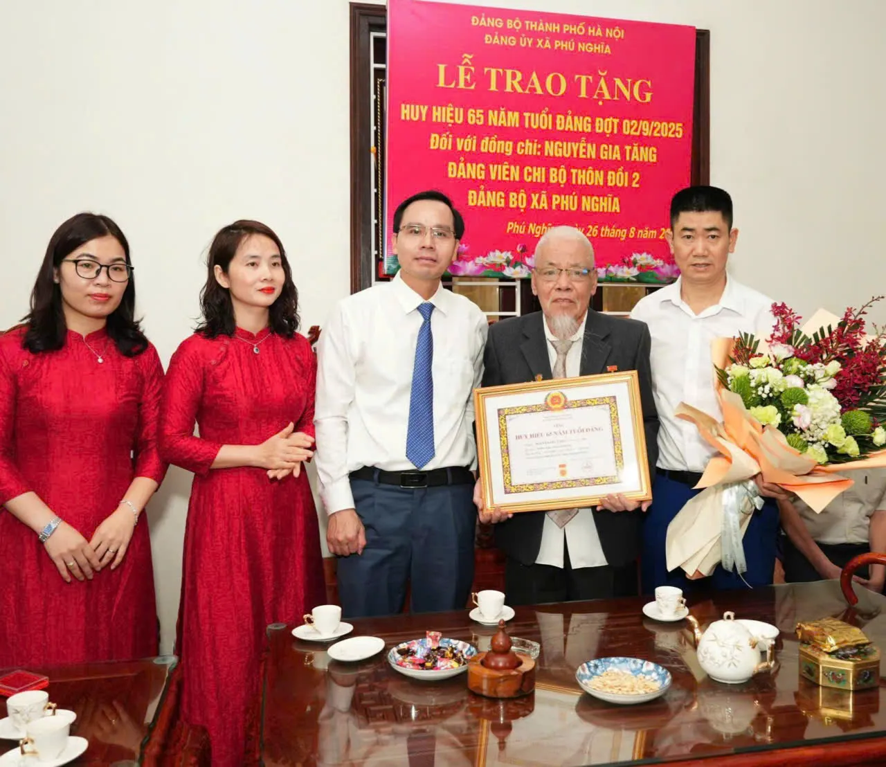 Đảng ủy xã Phú Nghĩa trao Huy hiệu Đảng đợt 2/9 tặng 3 đảng viên cao niên
