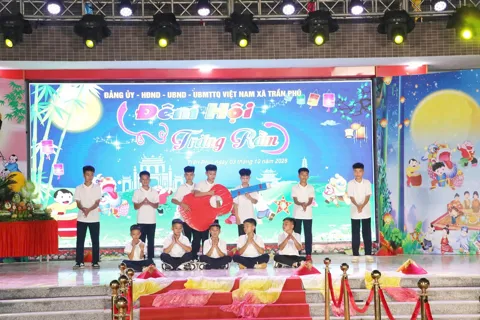 Xã Trần Phú tặng 36 suất quà cho trẻ em hoàn cảnh khó khăn
